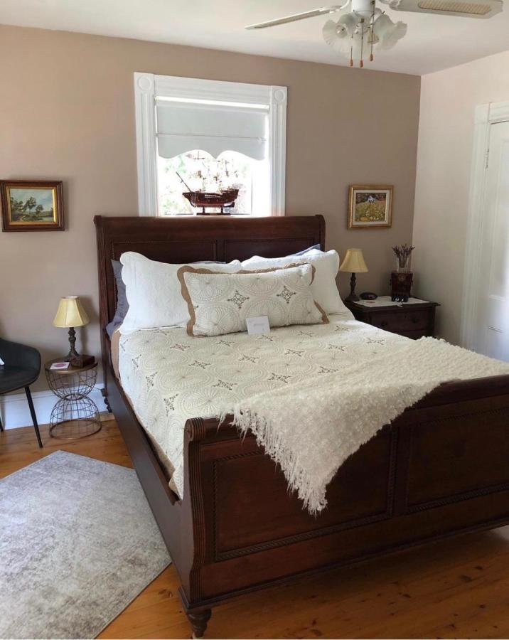 Toba'S Bed & Breakfast Lunenburg Exterior photo